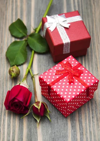 Rote Rosen und Geschenkbox — Stockfoto