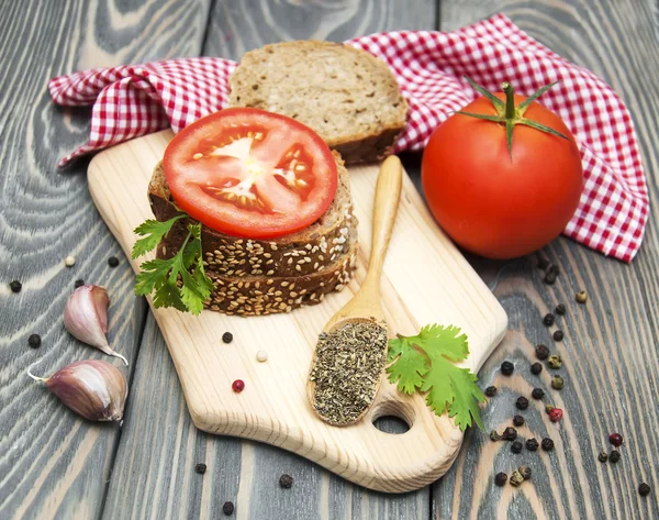 Rye bread with tomato — Stock Photo, Image