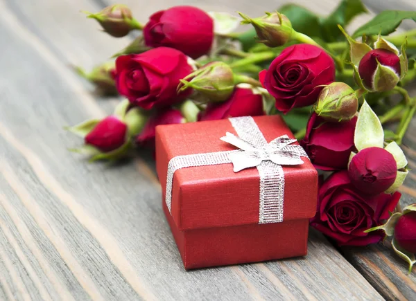 Rosas rojas y caja de regalo Imágenes de stock libres de derechos