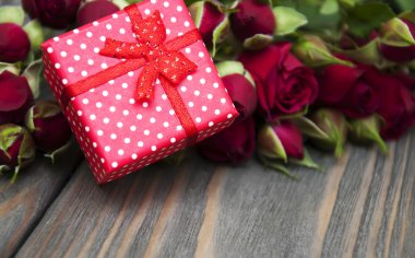 Kırmızı güller ve hediye kutusu
