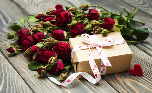 Rose rosse e confezione regalo — Foto Stock