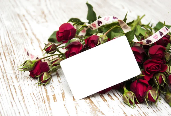 Rosa roja y tarjeta de felicitación — Foto de Stock
