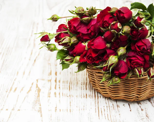 Rote Rosen im Korb — Stockfoto