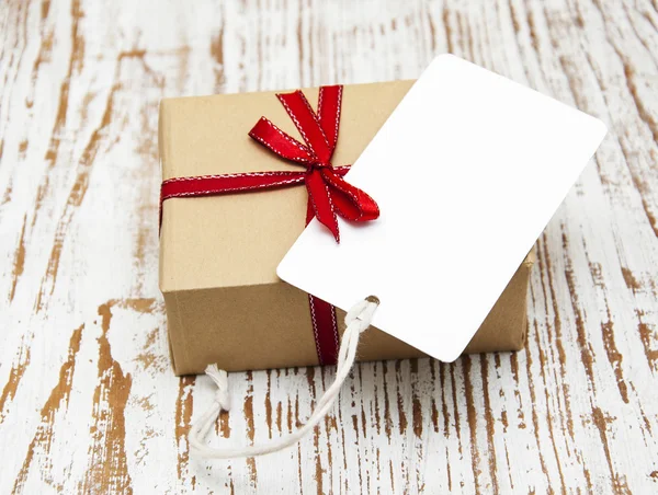 Vintage-Geschenk-Box-Paket mit leerem Tag — Stockfoto