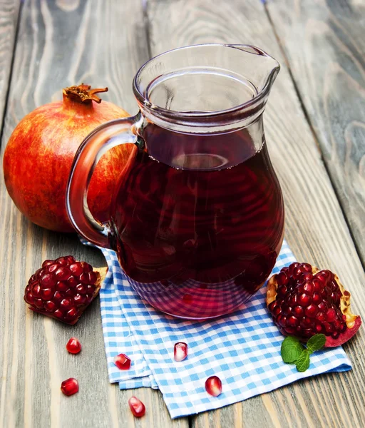 Brocca di succo di melograno — Foto Stock