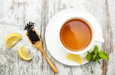 Limonlu ve naneli bir fincan çay. 