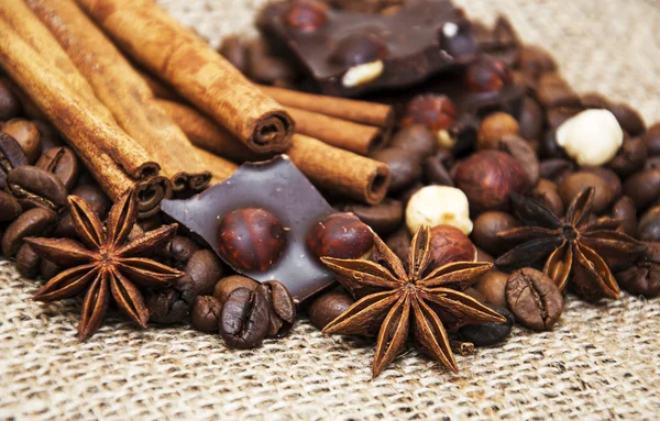 Grãos de café com paus de canela e chocolate — Fotografia de Stock