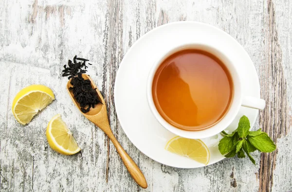 Tasse Tee mit Zitrone und Minze — Stockfoto