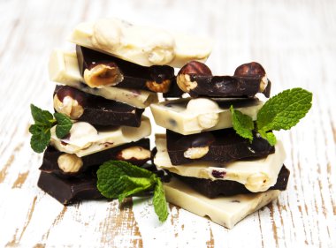 Karanlık ve beyaz çikolata Fındıklı