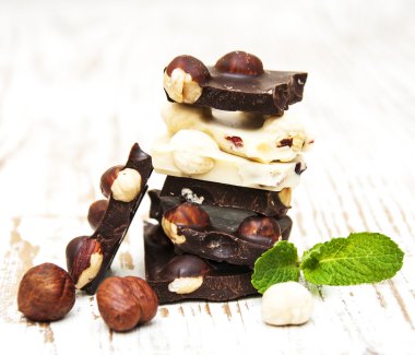 Karanlık ve beyaz çikolata Fındıklı
