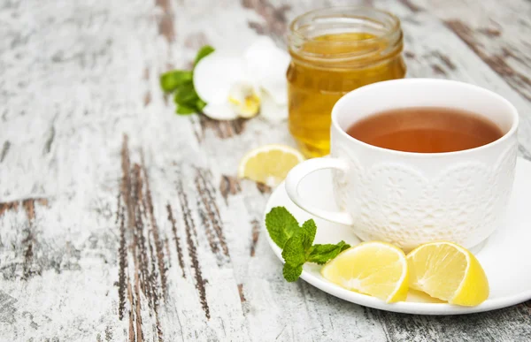 Secangkir teh dengan lemon dan madu — Stok Foto