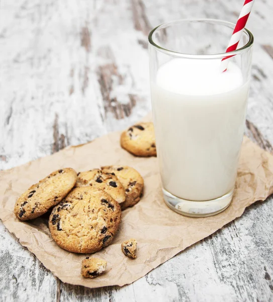 Schokoladenkeks und ein Glas Milch — Stockfoto