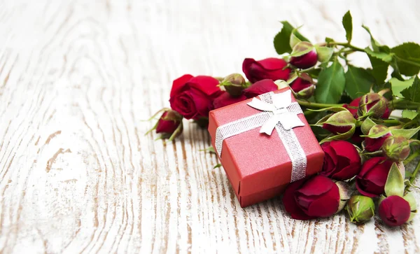 Rosas vermelhas e caixa de presente — Fotografia de Stock