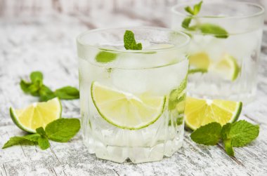 Soğuk taze limonata içmek