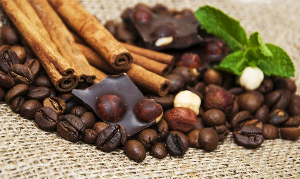 Coffee beans with cinnamon sticks and chocolate — Stock Photo, Image