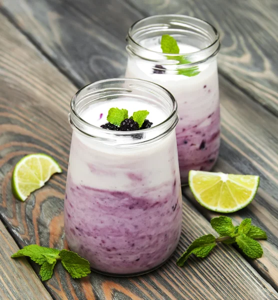 taze meyve yoğurt böğürtlen ile