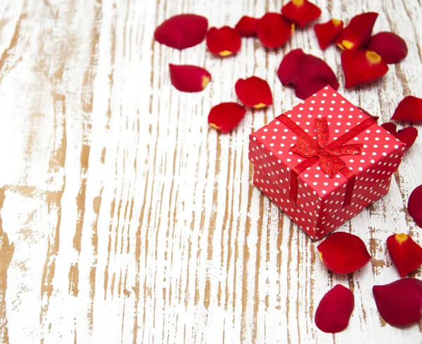 Confezione regalo e petali di rose — Foto Stock
