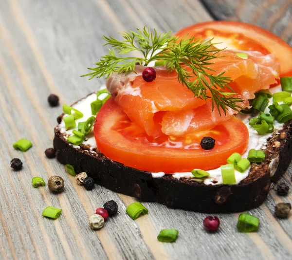 Sanduíche com salmão fumado e tomate — Fotografia de Stock