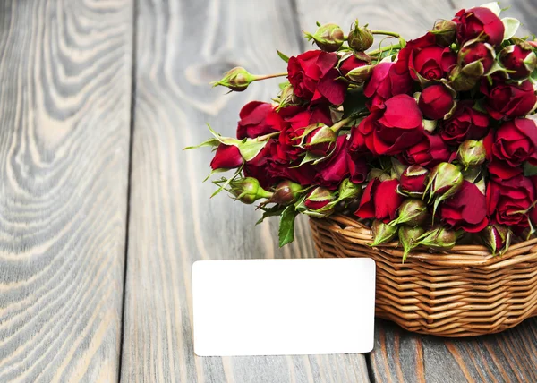 Røde roser og gratulasjonskort – stockfoto