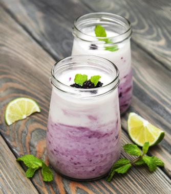 taze meyve yoğurt böğürtlen ile