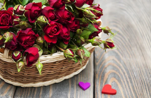 Roses rouges dans le panier — Photo