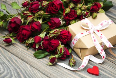 Kırmızı güller ve hediye kutusu