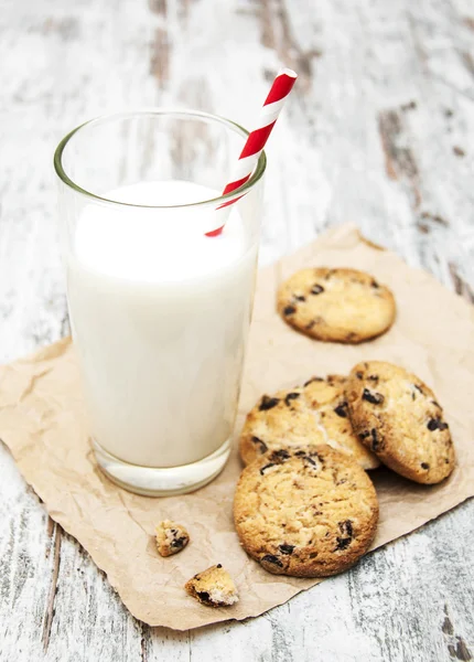 초콜릿 칩 쿠키와 우유의 유리 — 스톡 사진