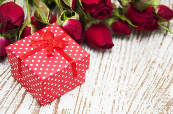 Rosas vermelhas e caixa de presente — Fotografia de Stock