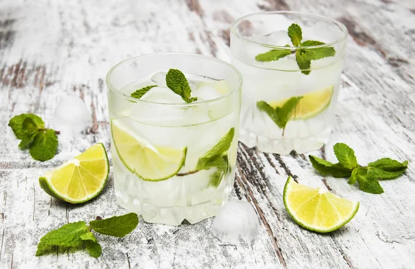 Soğuk taze limonata içmek — Stok fotoğraf