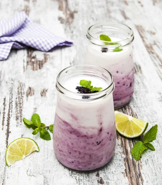 Yogur de fruta fresca con moras — Foto de Stock