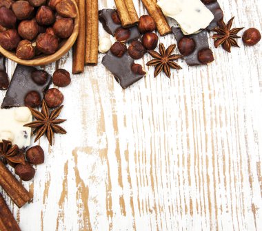 Karanlık ve beyaz çikolata Fındıklı