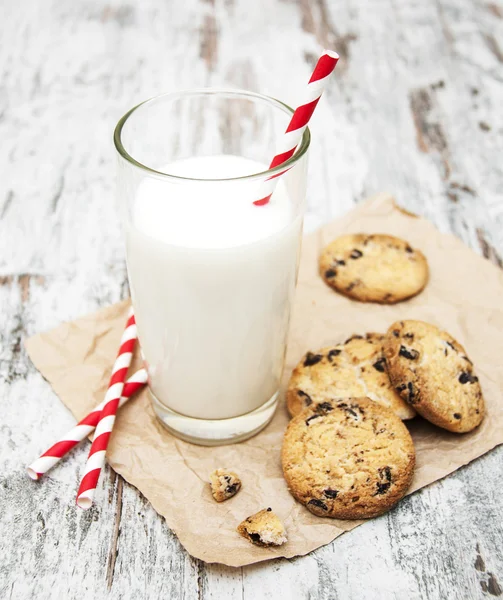 Biscotto al cioccolato e bicchiere di latte — Foto Stock