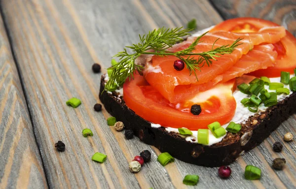 Sanduíche com salmão fumado e tomate — Fotografia de Stock