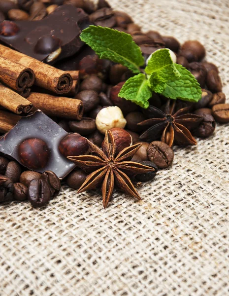 Kaffebönor med kanelstänger och choklad — Stockfoto