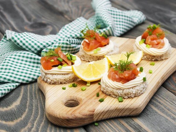 Canapé com salmão — Fotografia de Stock