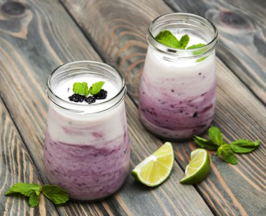 taze meyve yoğurt böğürtlen ile