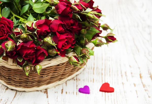 Red roses in basket — Stock Photo, Image