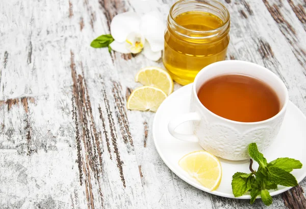 Tasse Tee mit Zitrone und Honig — Stockfoto