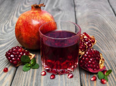 Bir bardak nar suyu.