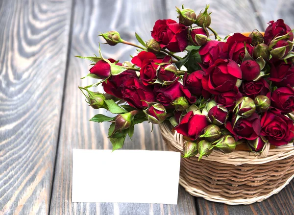 Rose rosse e biglietto di auguri — Foto Stock