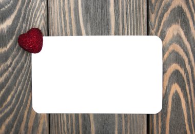 Kırmızı kalp ve tebrik kartı