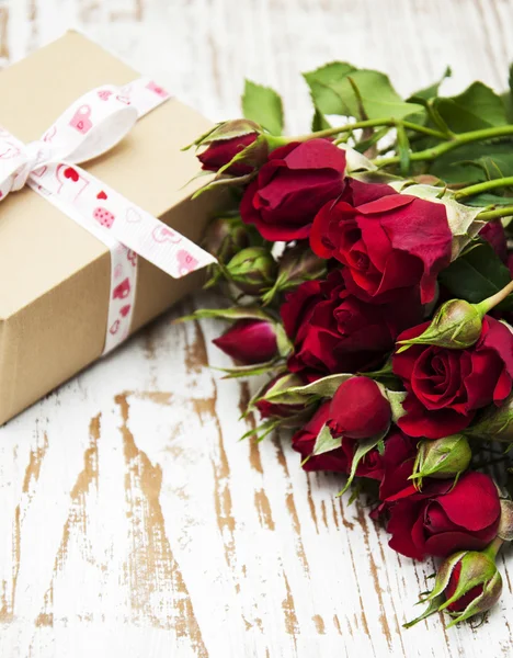 赤いバラとギフト ボックス — ストック写真