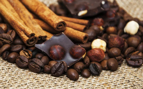 Kaffebönor med kanelstänger och choklad — Stockfoto