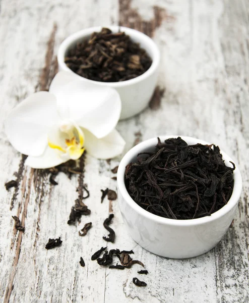 Chá preto e verde com flor de orquídea — Fotografia de Stock