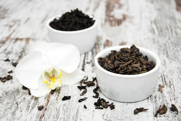 Chá preto e verde com flor de orquídea — Fotografia de Stock