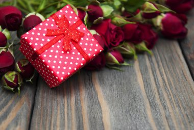 Kırmızı güller ve hediye kutusu