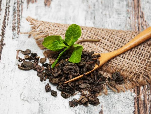 Зеленый чай с мятным листом — стоковое фото