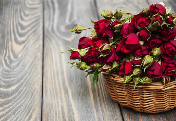 Rosas rojas en cesta — Foto de Stock