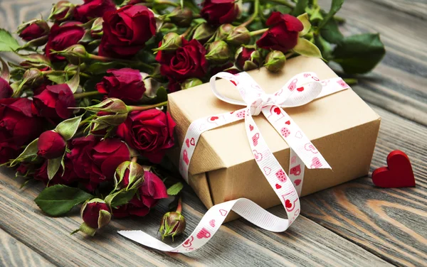 Rosas rojas y caja de regalo Fotos De Stock Sin Royalties Gratis