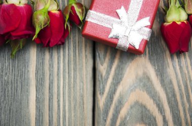 Kırmızı güller ve hediye kutusu